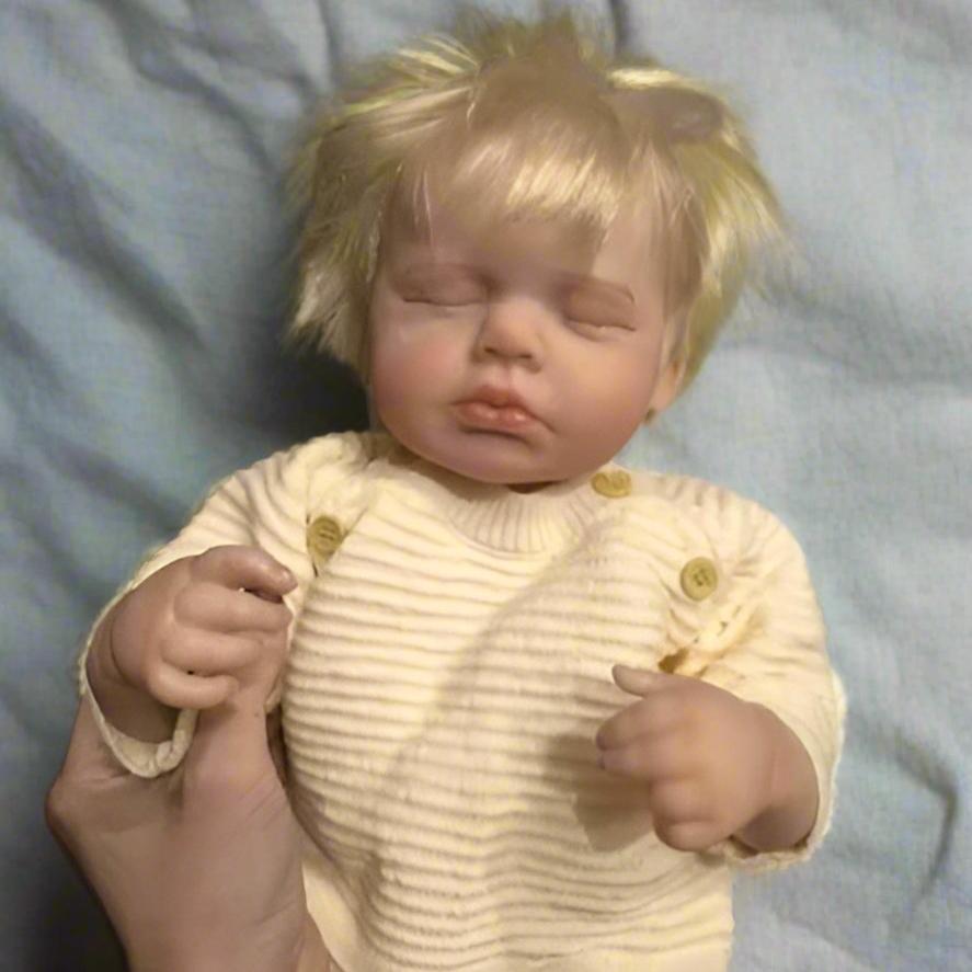 Lalka reborn Loulo, przytulna lalka noworodek z złotymi włosami.